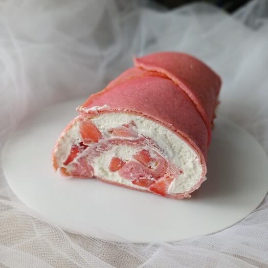Азиатский блинный рулет с клубникой