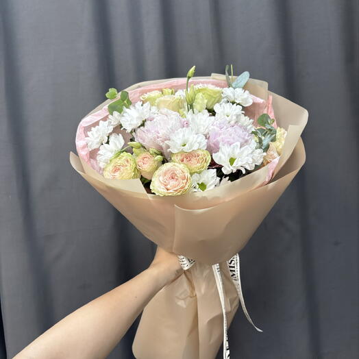 Нежный букет из пионов, кустовых роз, хризантем, экстрим и эвкалипта
