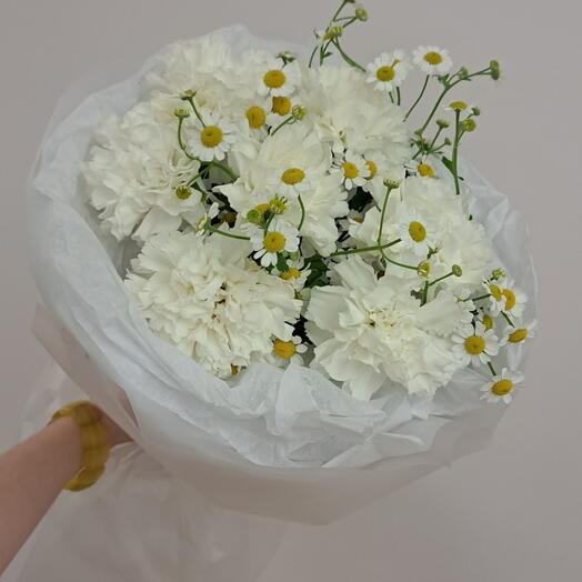 Нежный букет с диантусами и ромашками