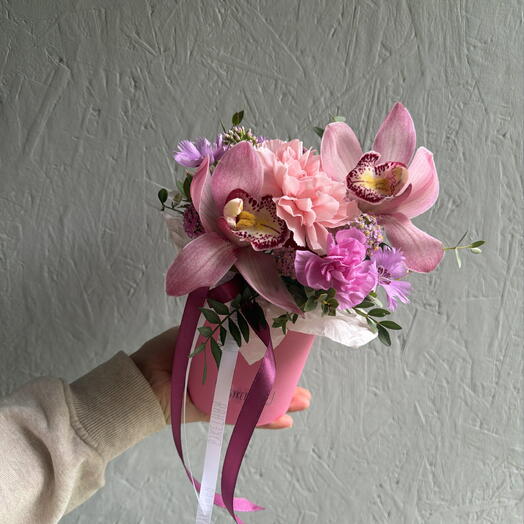 Композиция с орхидеями в шляпной коробке 🌸