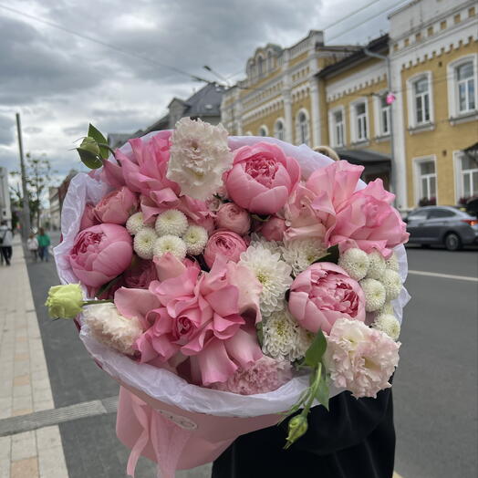 Яркий розовый букет из ароматной французской розы, стойкого лизиантуса, ажурной кустовой розой