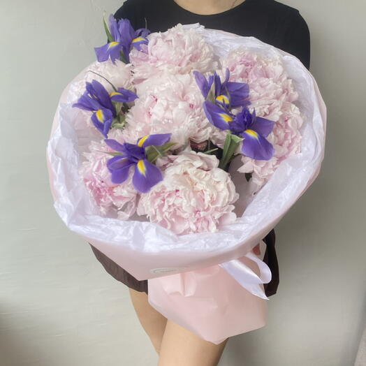 Нежный Букет из пионов с ирисами 🌸