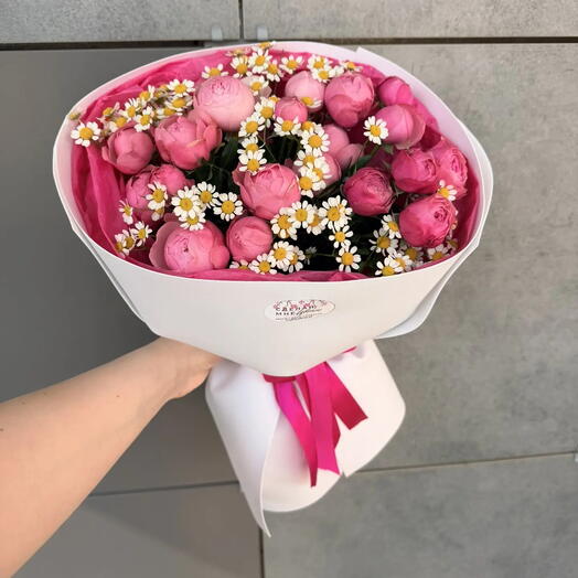 Розовые розы в ромашках