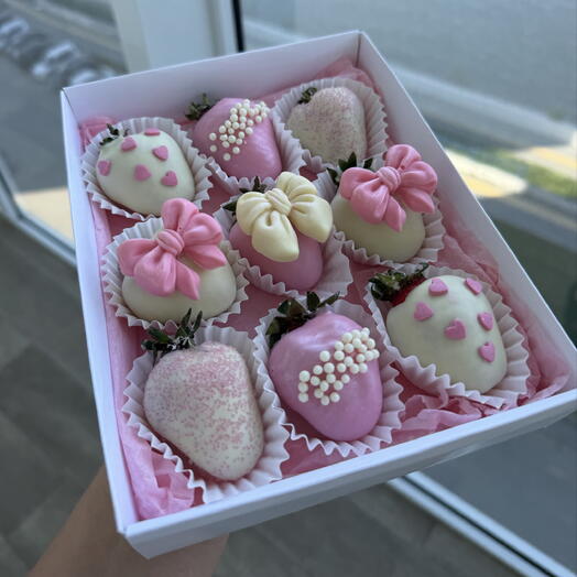 Клубника в белом и розовом шоколаде 🩷