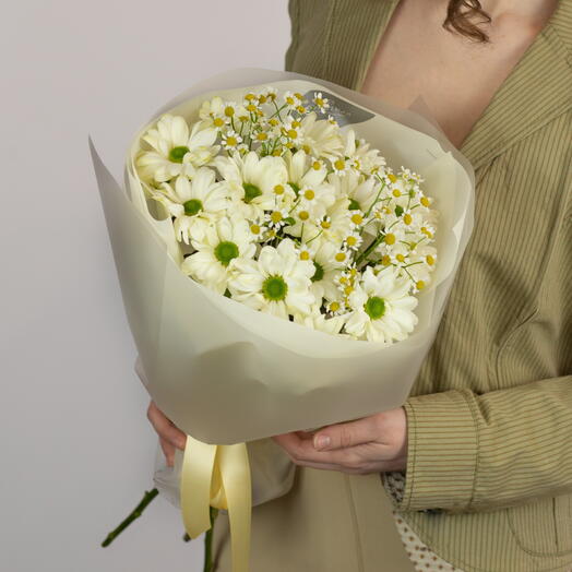Нежный букет из ромашек и кустовых хризантем, S