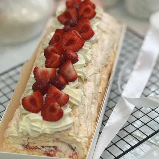 Меренговый рулет с клубникой