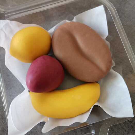 Корпусные пирожные (набор: кофе, лимон, клубника, банан)