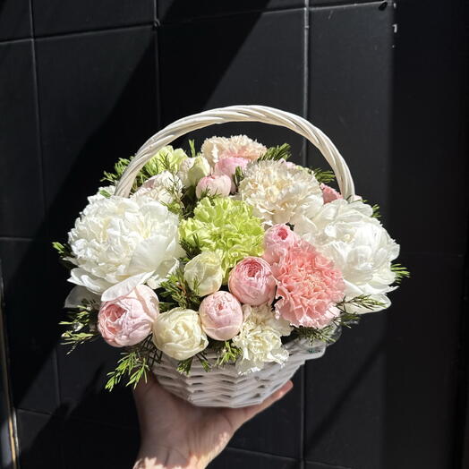 Нежная корзина с цветами