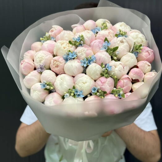 Нежные пионы с экзотикой