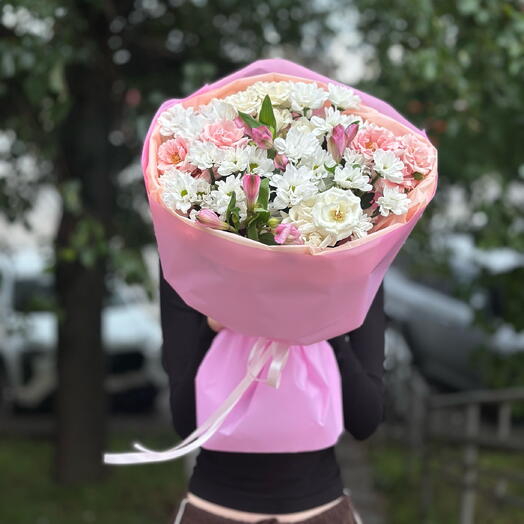 Сборный букет с хризантемой