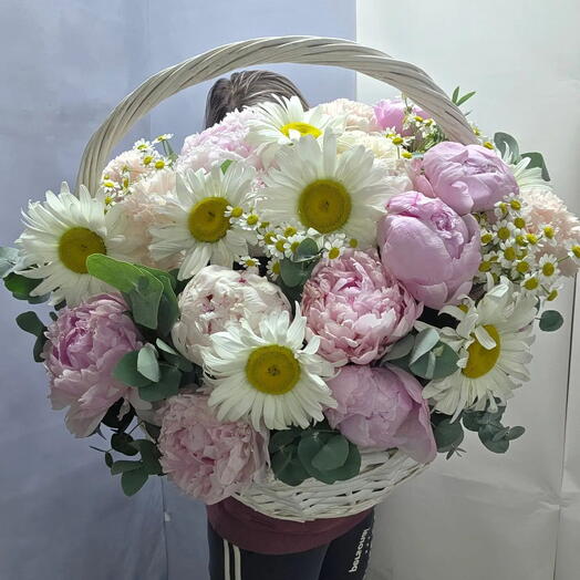 Композиция из ромашек, Камиллы ромашки, эвкалипта, пионов, диантуса