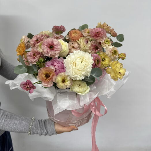 Композиция с ранункулюсами