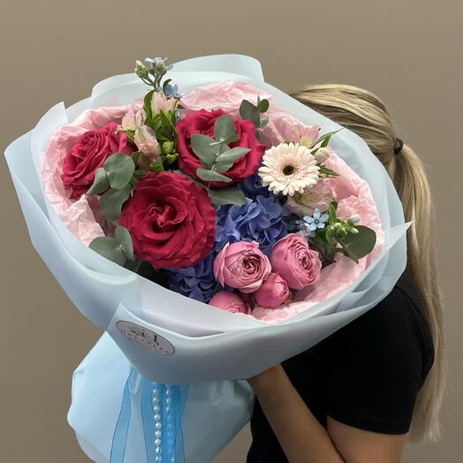 Букет из синей гидрангеи,альстромерии,розы,розы кустовой,и оксипеталума