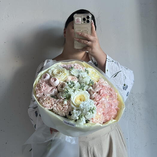 Нежный букет с гортензией, пионовидными кустовыми розами, маттиолой 💫