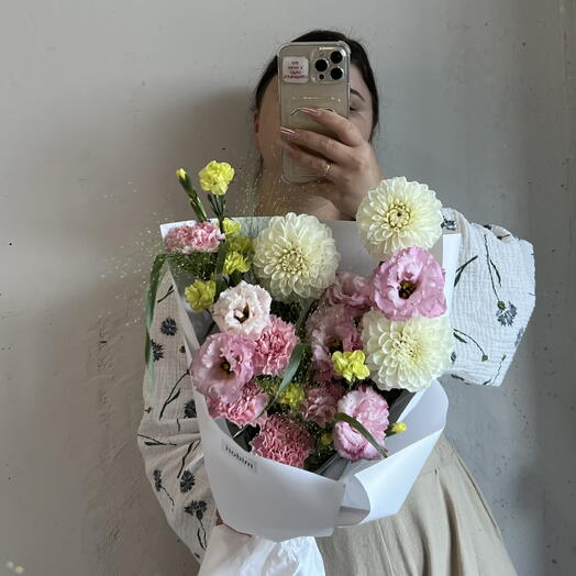 Авторский букет с белыми георгинами, диантусами и лизиантусом 🍀