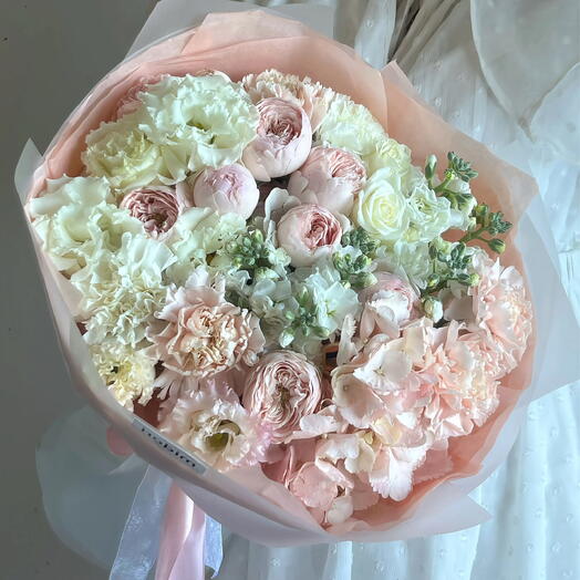 Нежный букет с гортензией , пионовидными кустовыми розами, ароматной маттиоллй и лизиантусом🌸