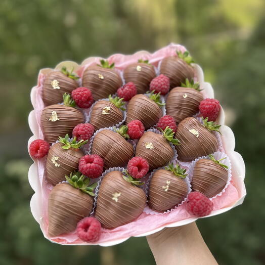 Клубника в шоколаде 16 шт + свежая малина