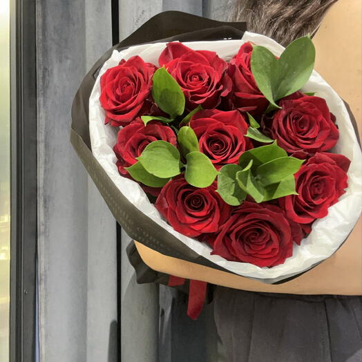 Букет из красной эквадорской розы и рускуса