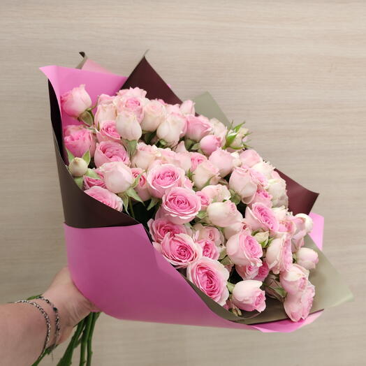 Букет кустовых розовых роз 💕🩷💗