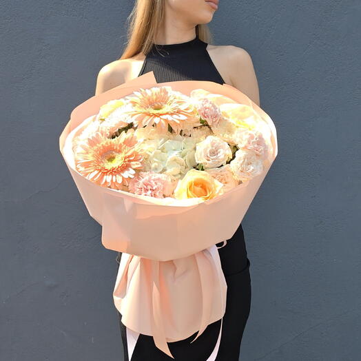 Розовый букет с гортензией, герберой, кустовой и одноголовой розой, хризантемой и гвоздикой 💖