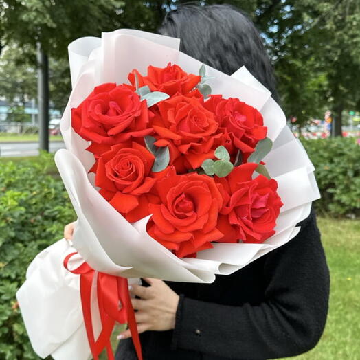 Букет алых роз