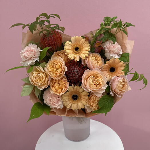 Букет с герберами, нутанами, пионов для розами , малиной
