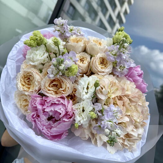 Букет из гортензии, пионов, маттиолы, кустовой розы и эустомы💖