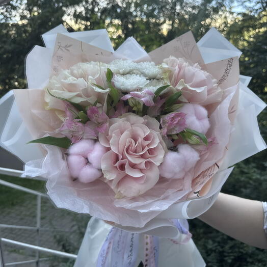 Пастельный букет из ажурных роз, альстромерии, хризантемы и хлопка 🎐