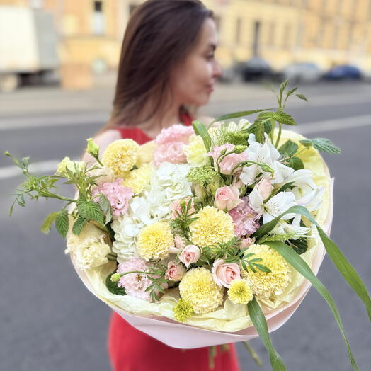 Букет с фермерскими бархатцами,эустомой,ветками малины и кустовыми розами