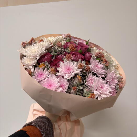 Букет из кустовой розы и хризантемы