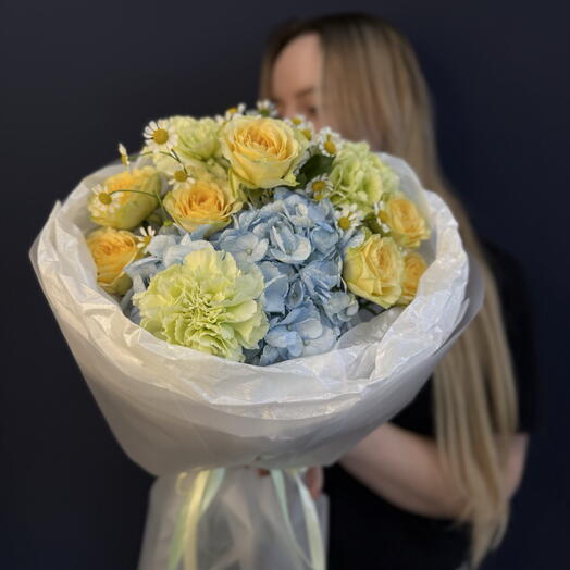 Букет авторский дофаминовый «Ты моё солнце💛» с кустовой розой, гортензией и ромашкой