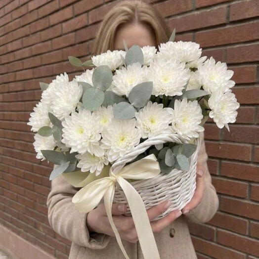 Композиция в корзине с хризантемой и эвкалиптом💐
