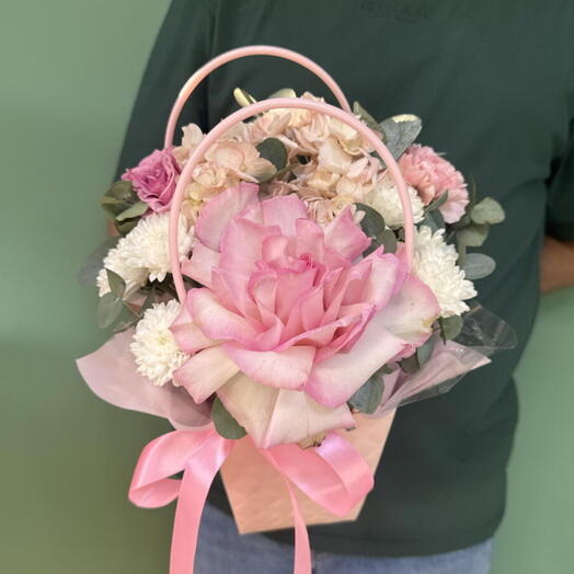 Нежная композиция из французских роз , 
Кустовых хризантем,гортензии🌸