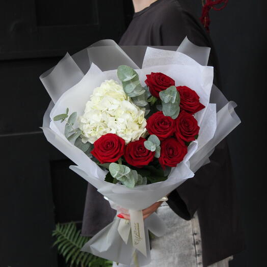 Красные розы и гортензия