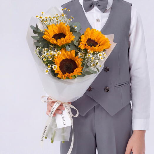 Букет с подсолнухами, кустовыми ромашками и эвкалиптом от XOFLOWERS