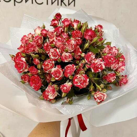 Яркий букет из кустовой розы 9штук