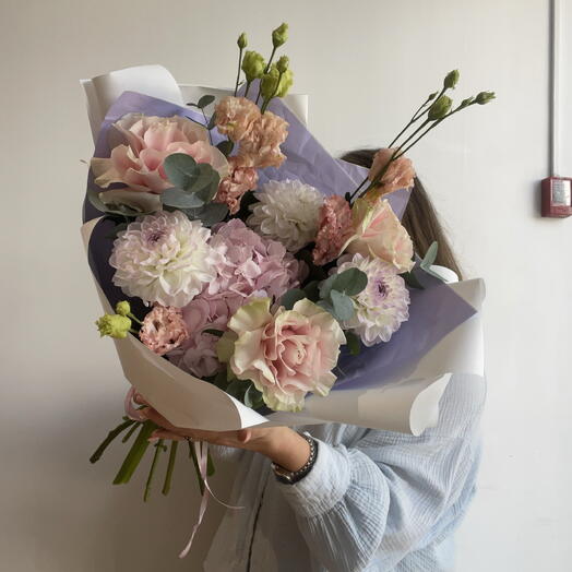 Нежный букет из георгинов, гортензии и французских роз