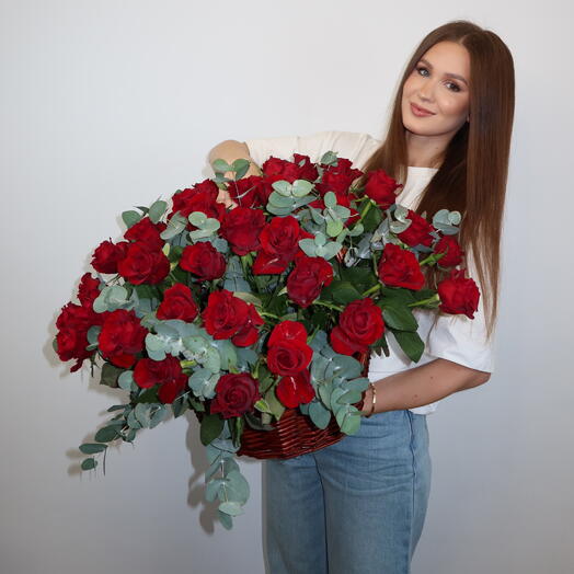 Корзина из 51 красной розы с эвкалиптом