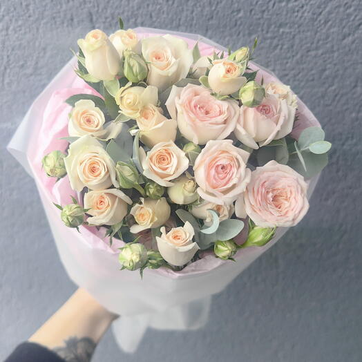 Розовые кустовые розы