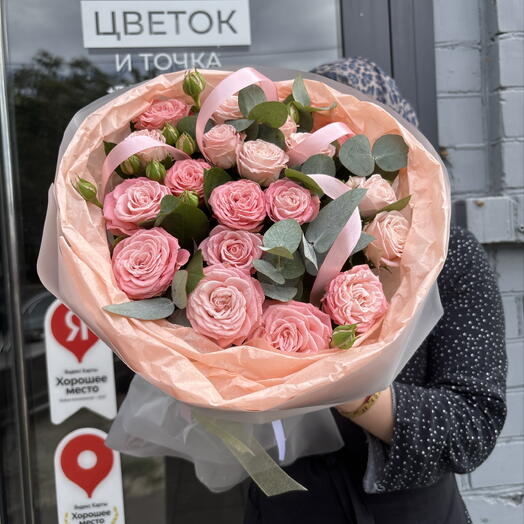 Очаровательный букет из пионовидных роз в стильной упаковке