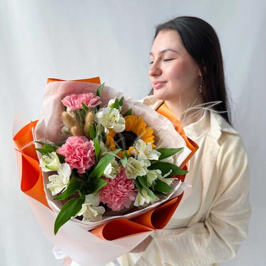 Букет с подсолнухом и розовыми гвоздиками