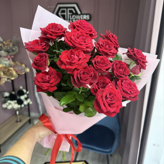 Букет из красных кустовых роз