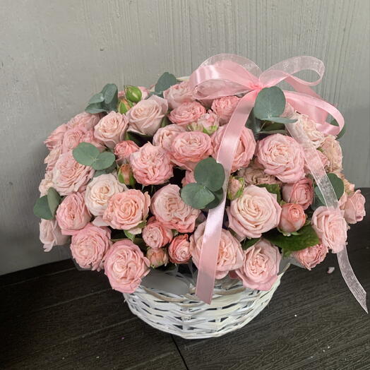Корзина из 51 кустовой розы
