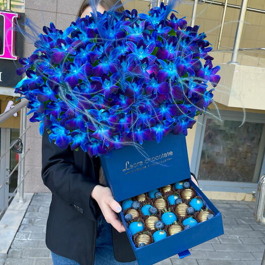 Премиум шкатулка. Цветы и клубника в Бельгийском шоколаде Callebaut. Подарочный набор 715
