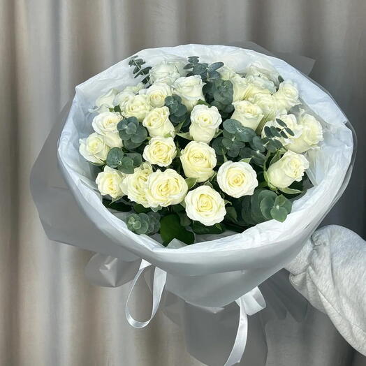 31 роза с эвкалиптом