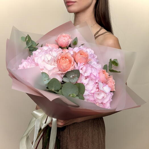 Ramo de hortensias con rosas de peonía y eucalipto