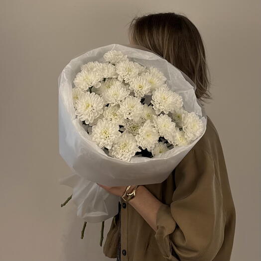 Пышный букет из кустовых белых хризантем – подарок маме и бабушке с доставкой