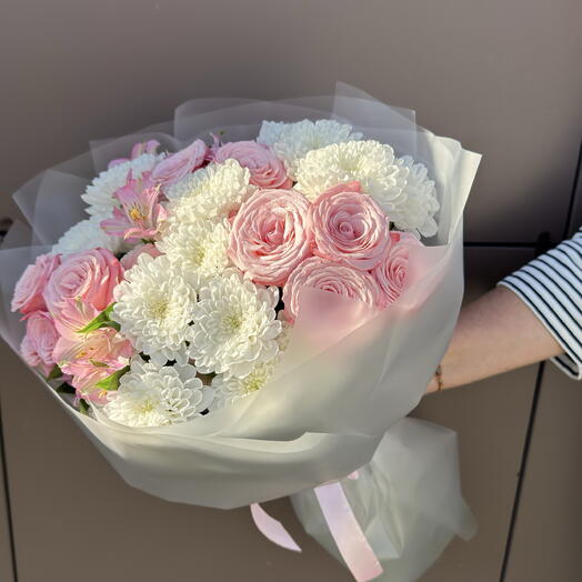 Нежный букет из кустовой розы, хризантемы Алтай , альстромерии 🌸