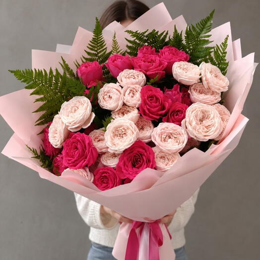 Пионовидные кустовые розы в эффектном миксе 💕
