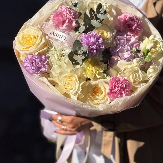 Букет с пионовидными розами и диантусами
